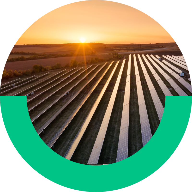 Zonnepanelen bij zonsondergang